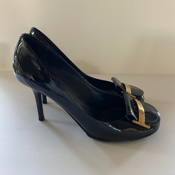 Louis Vuitton
Navy Blue Lady Pumps
Size: EU 39.5 - Picture 3 of 6
